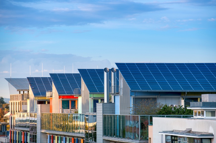 Photovoltaik-Anlagen auf dem „Sonnenschiff“. Das Dienstleistungszentrum der Solarsiedlung in Freiburg war der erste Gewerbebau in Plusenergiebauweise.  