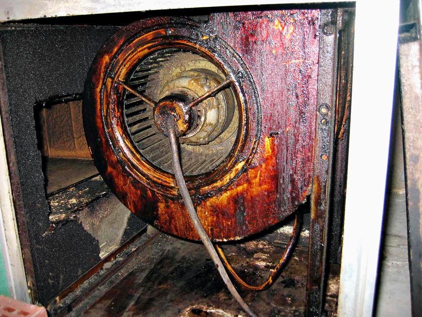 Bild 4 Brandgefährlich: Völlig verölter Abluftventilator. Verharzte Öle haben eine Zündtemperatur von nur etwa 130 °C.