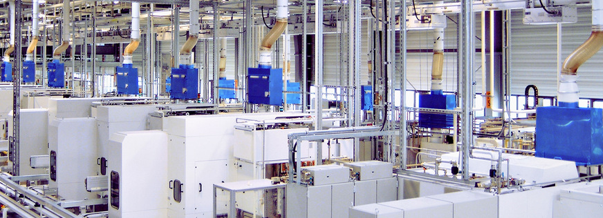 Bild 3 Sinnvoll: Ein Vorabscheider (blau) auf jeder Maschine, in der Kühlschmierstoffe zur spanenden Metallverarbeitung eingesetzt werden.