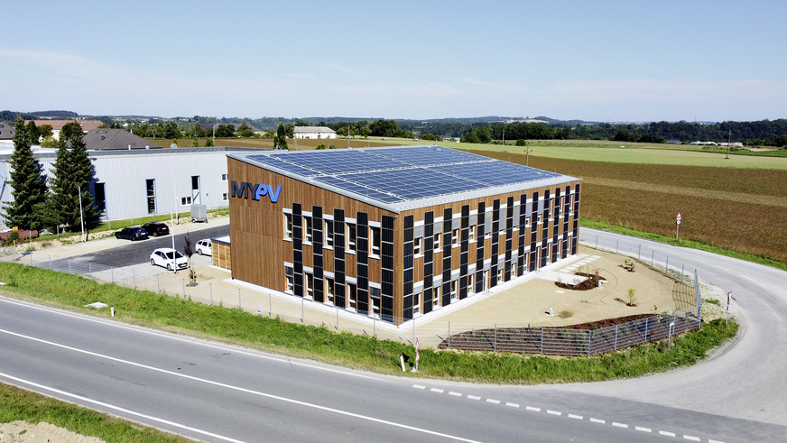 Bild 1 Das solarelektrische my-PV Firmengebäude im oberösterreichischen Neuzeug.