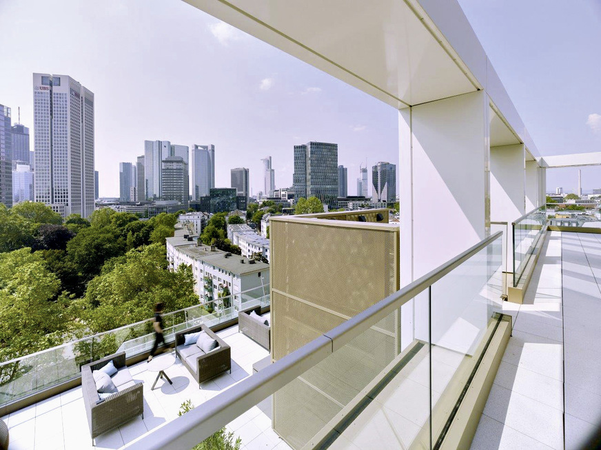 Blick von einer der sieben begrünten Dachterrassen auf die Frankfurter Skyline.