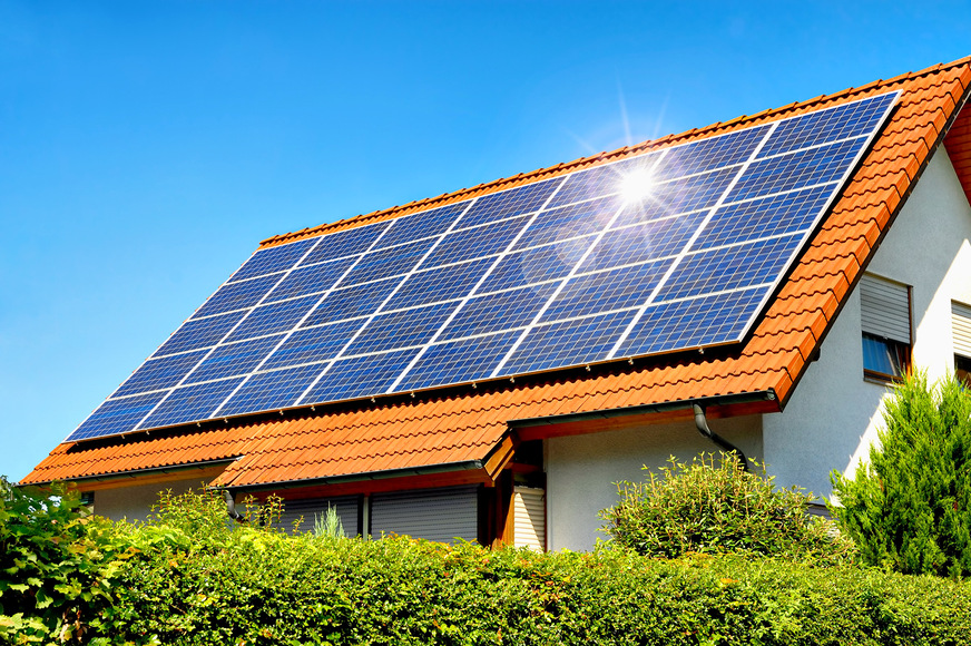 Bild 6 Solarthermie-Anlagen und zur direktelektrischen Wärmeerzeugung eingesetzter Photovoltaikstrom vom eigenen Dach oder aus dem Quartier sind nach dem BMWK/BMWSB-Konzept bei Hybridheizungen für den 65-Prozent-EE-Anteil anrechenbar. Die Ankündigung aus dem Koalitionsvertrag, dass künftig alle geeigneten Dachflächen für die Solarenergie genutzt werden sollen, ist aber nicht Bestandteil des BMWK/BMWSB-Konzepts für die 65-Prozent-EE-Vorgabe.