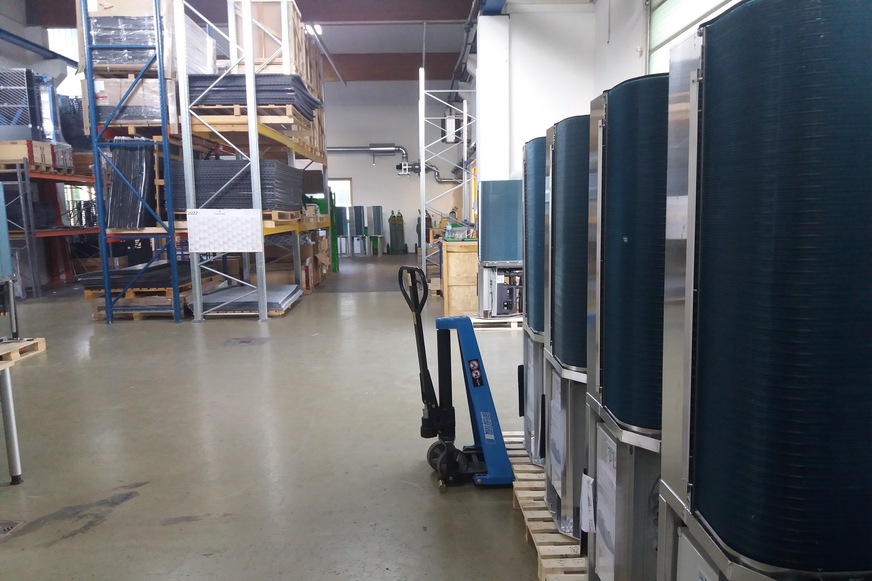 Blick in die Lambda-Produktionshalle in Tirol. Künftig werden die hocheffizienten Wärmepumpen auch am deutschen Zewotherm-Standort in Remagen gefertigt.