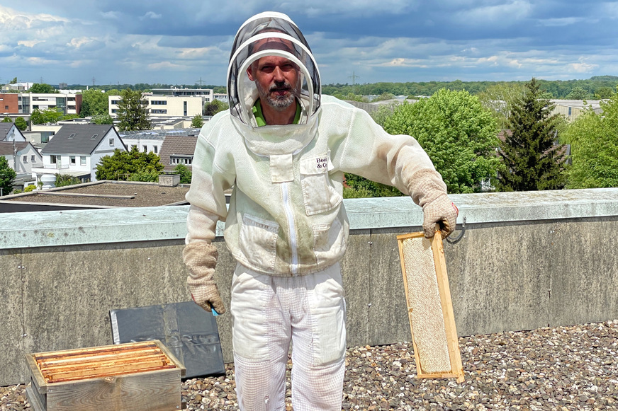 Imker Wolfgang Zell von Salubria hat den ersten Bienenstock auf dem Dach des Johnson Controls Standortes in Ratingen aufgestellt.
