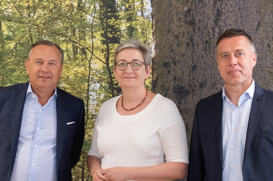 Sjacco van de Sande (Mitglied der GL, AIT-Deutschland GmbH), Bundesministerin Klara Geywitz und Marco  Roßmerkel (Mitglied der GL, AIT-Deutschland GmbH).