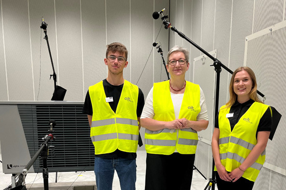 Klara Geywitz mit den Auszubildenden der AIT-Deutschland, Laura Angeli und Leon Stiller.