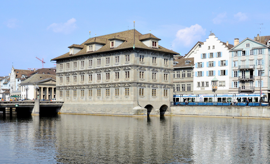 Bild 10 Der nächste Großwärmepumpen-Kongress findet am 25. März 2023 in Zürich statt. Im Bild das Züricher Rathaus, das im Jahr 1938 mit der ersten Wärmepumpe weltweit beheizt und damals schon gekühlt wurde.