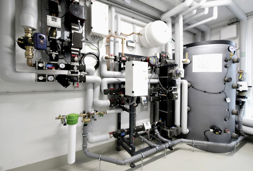 Bild 4 Das Trinkwarmwasser wird dezentral je Gebäude über das 45-°C-Netz temperiert und über einen elektrischen Heizstab nacherwärmt. Strom dazu kommt auch von der Photovoltaik-Anlage auf dem Dach.