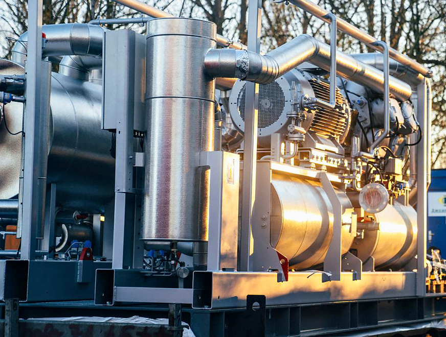 Bild 1 Im Juni 2022 ging in Rosenheim die erste von drei iKWK-Anlagen offiziell in Betrieb. Eine wichtige Komponente dabei sind drei Groß-Wärmepumpen mit je 1,5 MW Heizleistung.