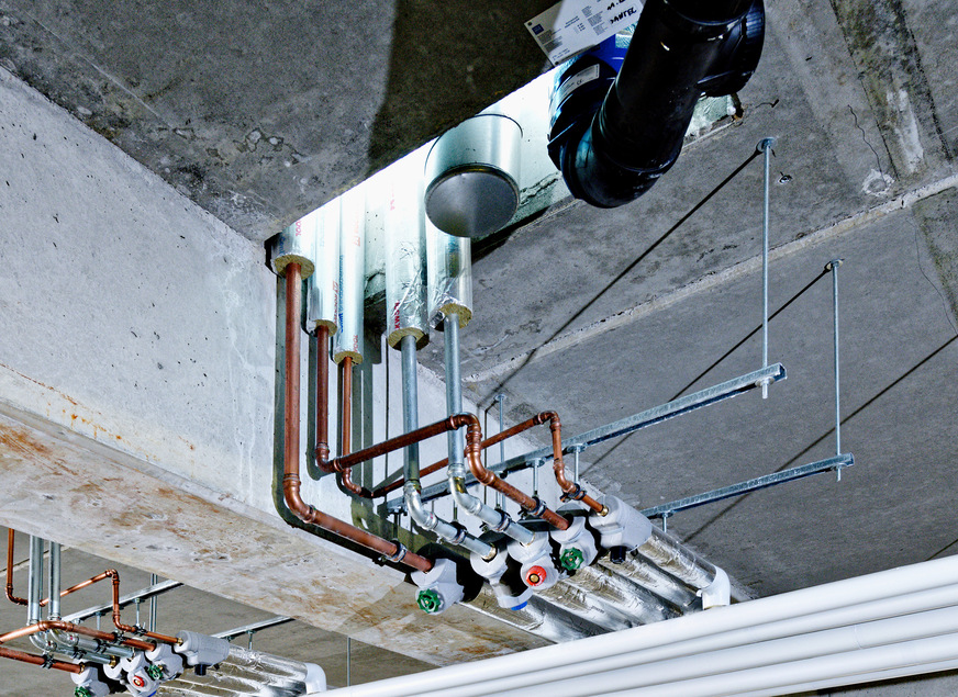 Bild 3 Warm- und kaltgehende Trinkwasser-Installationen in einem Schacht, wie in diesem Beispiel, sind möglichst zu vermeiden, da ein Wärmeübergang von PWH auf die PWC führenden Rohrleitungen möglich ist.