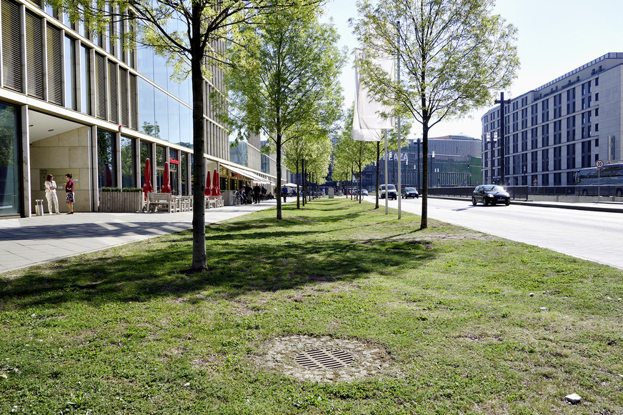 Bild 3 Wollen wir irgendwann spürbare Fortschritte im Stadtklima, brauchen wir deutlich mehr Verdunstung über Gebäude- und Straßenraumbegrünung, wie hier im Europaviertel Frankfurt-West. Voraussetzung sind Niederschlagsvorräte zur Bewässerung in Trockenphasen.