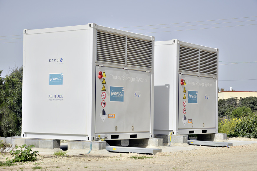 Bild 4 Ist die Energieeinspeisung in das Stromnetz gemäß den Beschränkungen des Versorgungsunternehmens zu begrenzen, können Speichersysteme überschüssige Energie aufnehmen und zeitversetzt in das Stromnetz einspeisen. Das funktioniert vom Heimspeicher bis zu Solar- und Windparks.