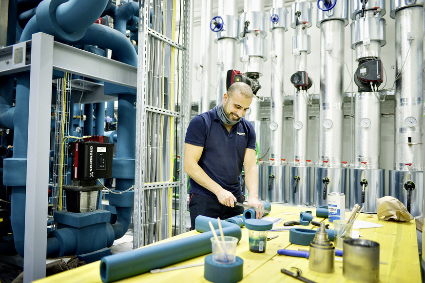 Bild 6 Das hochflexible ArmaFlex Ultima lässt sich sehr gut schneiden und zu Formteilen verarbeiten.