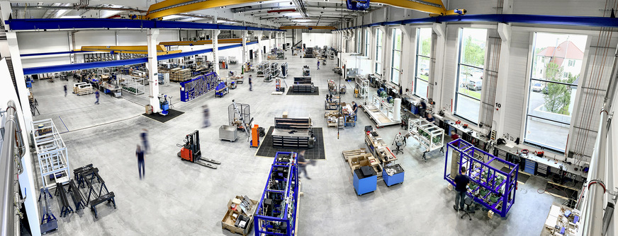 Bild 2 In der Werkhalle werden auf 7500 m2 Produktionsfläche Verbundkälteanlagen gefertigt.