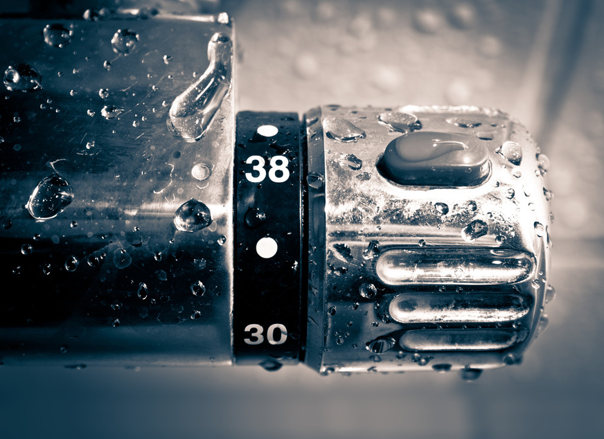 Wer bei der Trinkwassererwärmung Energie sparen will, sollte dies insbesondere durch eine geringere Auslauftemperatur und eine kürze Nutzung realisieren. Eingriffe in die Sollwerte für die Trinkwassertemperatur können die Trinkwasserhygiene gefährden.