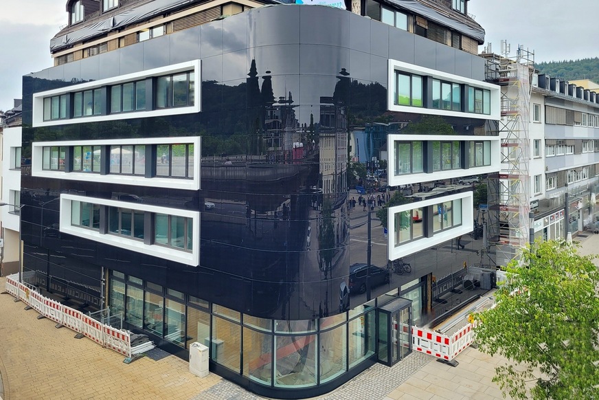 Bild 1 Das Ärztehaus MVZ Diagnostikzentrum Radiologie in Marburg hat eine Photovoltaik-Fassade mit gewölbten Glas-Glas-Modulen erhalten.