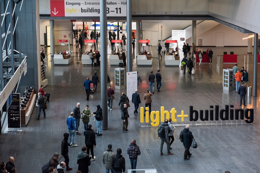 2018 verzeichnete die Light + Building mit über 220 000 Fachbesucher und mehr als 2700 Ausstellern Rekordzahlen. Nach der Corona-Pause findet der Neustart vom 2. bis 6. Oktober 2022 mit der Light + Building Autumn Edition in etwas kleinerem Rahmen statt.