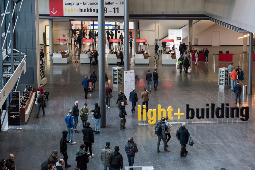 2018 verzeichnete die Light + Building mit über 220 000 Fachbesucher und mehr als 2700 Ausstellern Rekordzahlen. Nach der Corona-Pause findet der Neustart vom 2. bis 6. Oktober 2022 mit der Light + Building Autumn Edition in etwas kleinerem Rahmen statt.