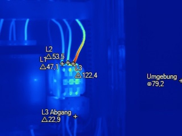 Bild 5 122 K Temperaturunterschied zwischen gleichbelasteten Leiteranschlüssen. Der Anschluss des Außenleiters L3 weist Mängel auf.