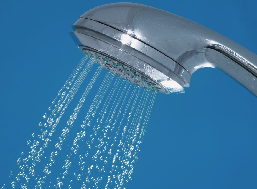Ohne Risiken für die Trinkwasser-Installation ist es, Energie (und Wasser) beim Duschen durch eine kürzere Duschzeit und eine geringere Temperatureinstellung an der Armatur einzusparen.