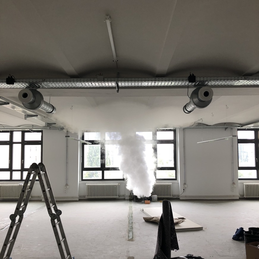 Bild 1 Versuchsaufbau zur Nachauskühlung mit Rohrventilatoren zur Optimierung der Durchströmung.