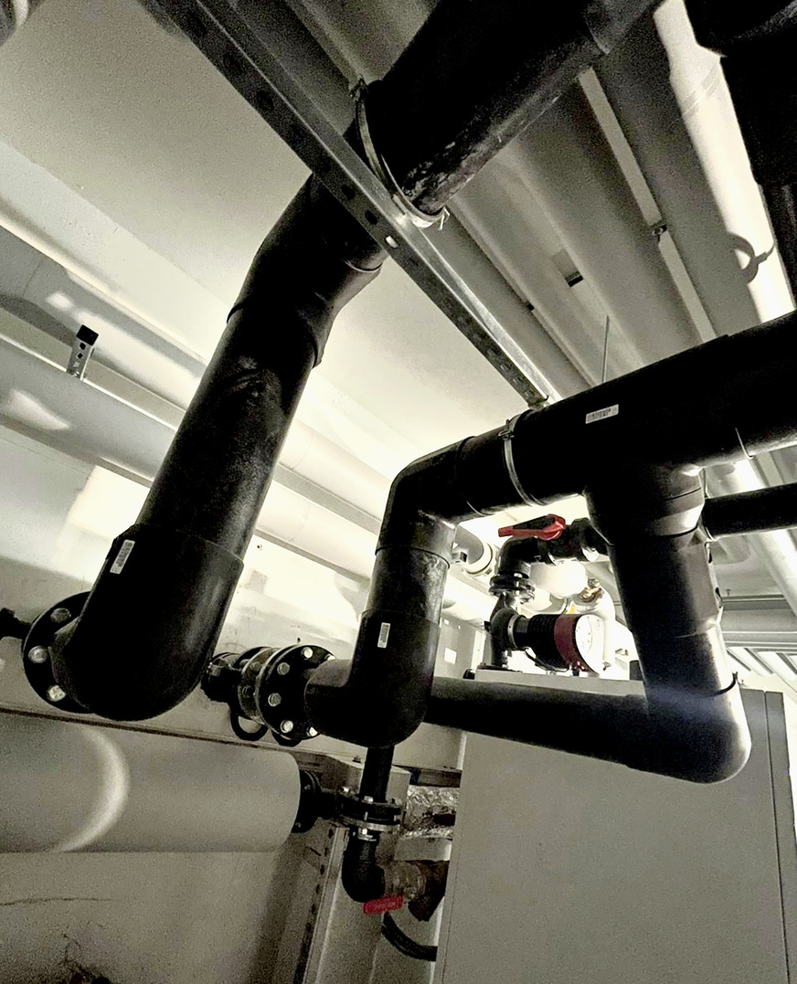 Bild 4 Durch die vorisolierten Komponenten, ihr geringes Gewicht und die automatisierte integrierte Elektroschweißtechnik verringert Cool-FIT 2.0 die Installationszeit erheblich im Vergleich zu herkömmlichen Metallsystemen.