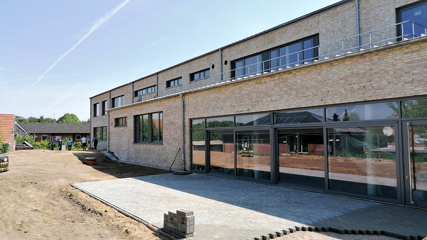Bild 1 Der Neubau der Grundschule Nordhastedt wird ganzjährig über eine Sole/Wasser-Wärmepumpe temperiert.