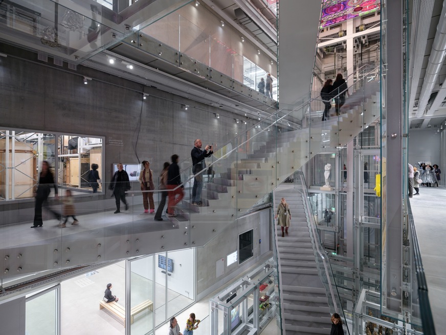 Bild 4 Das Atrium erstreckt sich vom Erdgeschoss bis zum Dach in der Mitte des Depotgebäudes und ist 40 m hoch.