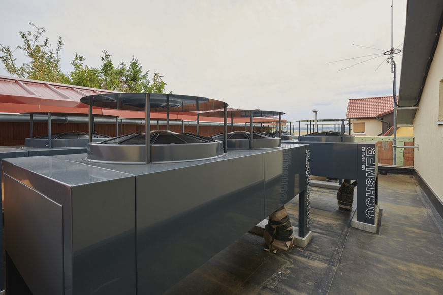 Die laufruhigen Tischverdampfer sind auf dem Dach des neuen Gebäudes für die Wärmepumpenanlage installiert.
