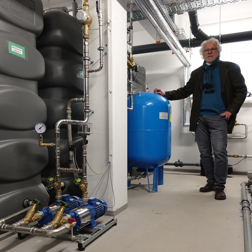 Bild 6 Links der 6-teilige Vorratsspeicher für das Betriebswasser. Vorne die Druckerhöhungsanlage, die nach Bedarf mit 5 bar die Toilettenspülung in den 399 Apartments versorgt. Hinten (blau) der Druckausgleichsbehälter. Er sorgt dafür, dass nicht bei jeder einzelnen Spülung die Pumpen anspringen.