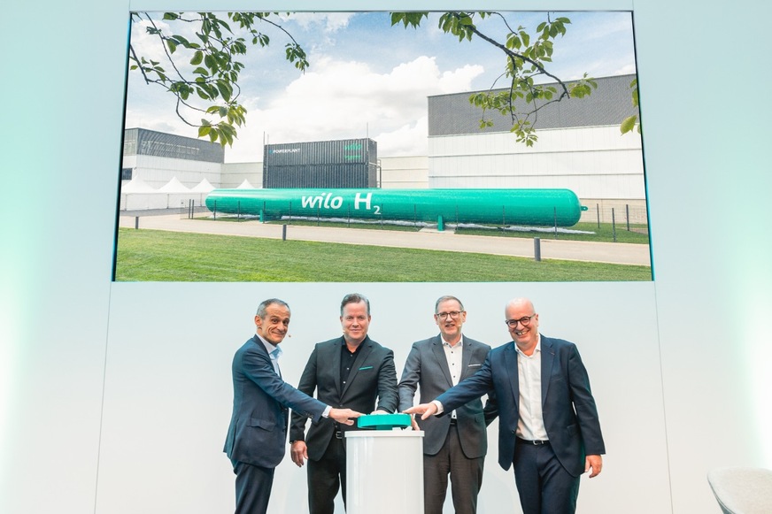 Feierliche Eröffnung der H2Powerplant (v. l.): Jean-Pascal Tricoire (Vorstandsvorsitzender und CEO von Schneider Electric), Oliver Hermes (Vorstandsvorsitzender und CEO der Wilo Gruppe), Georg Weber (Chief Technology Officer der Wilo Gruppe) und Christophe De Maistre (DACH Zone President von Schneider Electric).