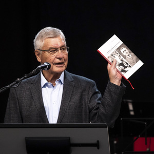 Der Unternehmer Manfred Roth präsentiert sein neues Buch.