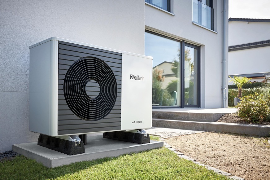 Die Außeneinheit der arotherm-plus-Wärmepumpe von Vaillant.