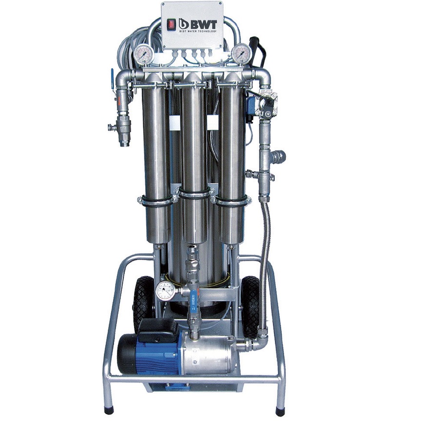 Bild 4 Mobile Anlage AQA therm HRA VE zur Reinigung und Entsalzung des Heizwassers von Warmwasser-Heizungsanlagen im Betrieb sowie zur Befüllung und Nachspeisung mit entsalztem Wasser gemäß VDI 2035 Blatt 1.