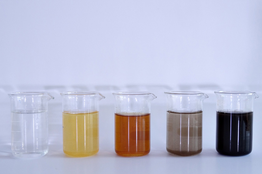 Bild 1 VDI 2035 Blatt 1 führt das farbliche Aussehen des Heizwassers als neuen Bewertungsparameter ein (v. l.): farblos, orange, braun, grau, schwarz.