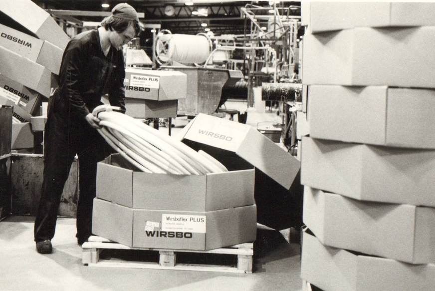 Im September 1972 brachte Uponor (ehemals Wirsbo) als erster Hersteller weltweit Rohre mit vernetztem Polyethylen – kurz PEX – auf den Markt, ein Wendepunkt für die gesamte Branche.  