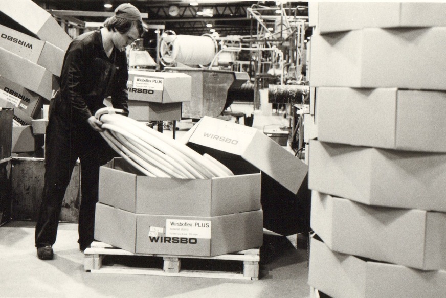 Im September 1972 brachte Uponor (ehemals Wirsbo) als erster Hersteller weltweit Rohre mit vernetztem Polyethylen – kurz PEX – auf den Markt, ein Wendepunkt für die gesamte Branche.