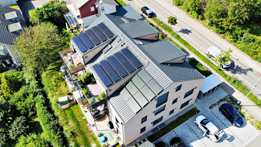 Bild 1 Kernsaniertes Mehrfamilienhaus beheizt mit Wärmepumpe und Solink PVT-Wärmepumpenkollektoren.