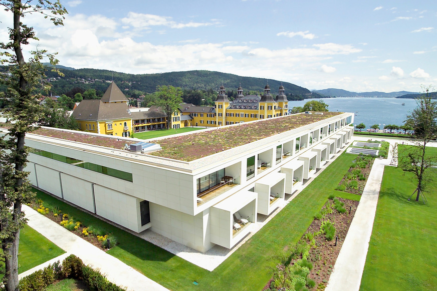 Bild 1 Begrüntes Flachdach auf dem modernen Anbau des Schlosshotels Velden am Wörthersee.