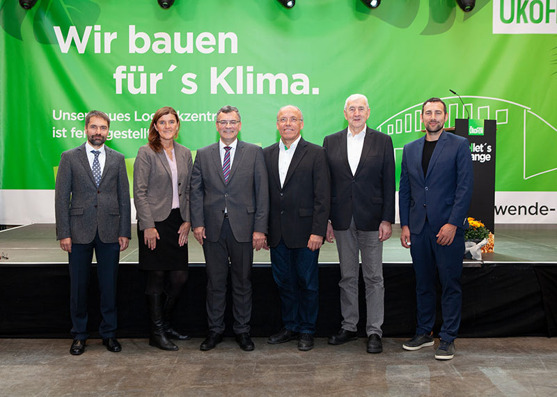 Zusammen mit dem bayerischen Staatsminister Dr. Florian Herrmann und rund 200 geladenen Gästen feierte ÖkoFEN die Eröffnung der dritten Logistikhalle in Mickhausen. Bild v.l.n.r. Markus Knöpfle, Beate Schmidt-Menig (beide Geschäftsführer der ÖkoFEN Heiztechnik GmbH), Staatsminister Dr. Florian Herrmann, Lothar Tomaschko Geschäftsführer der ÖkoFEN Heiztechnik GmbH, ÖkoFEN-Firmengründer Herbert Ortner und ÖkoFEN Geschäftsführer Stefan Ortner.