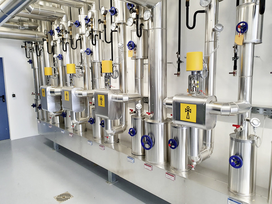 Bild 1 Heizungs- und Kälteverteiler Hydropilot mit Strahlpumpen-Aufbaugruppen.