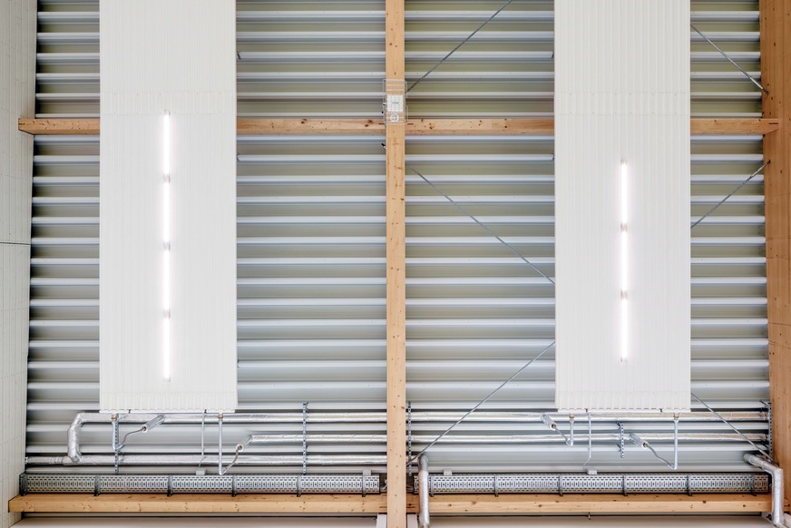 Bild 3 Die LED-Einbauleuchten sind sehr schmal und werden einfach unten an die Deckenstrahlplatten geschraubt, wobei das ganze Deckensystem seine Ballwurfsicherheit behält.