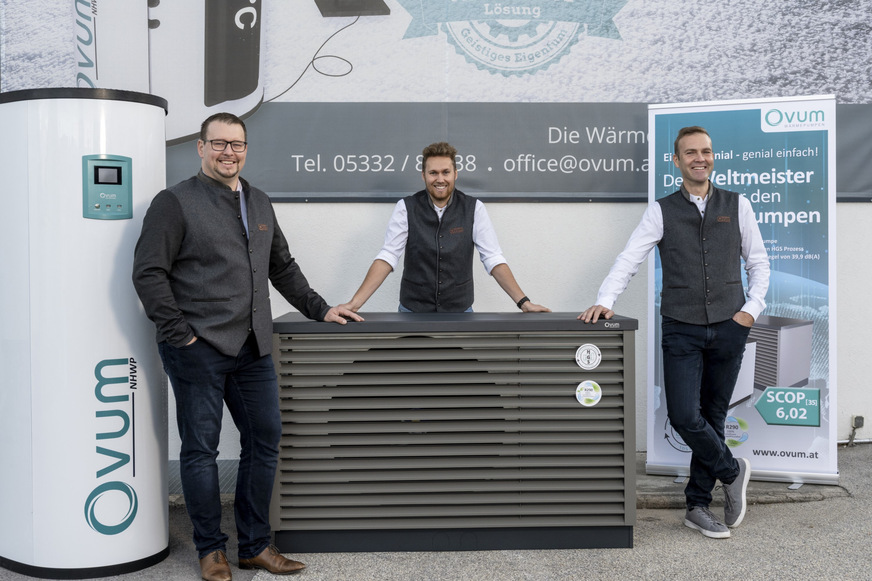 Martin Fischbacher (Geschäftsführer Ovum Heiztechnik), Florian Haidacher (Technischer Leiter Ovum Heiztechnik) und Peter Krimbacher (Inhaber und Geschäftsführer Ovum Heiztechnik) präsentieren die Luft/Wasser-Wärmepumpe ACP (v. l.).