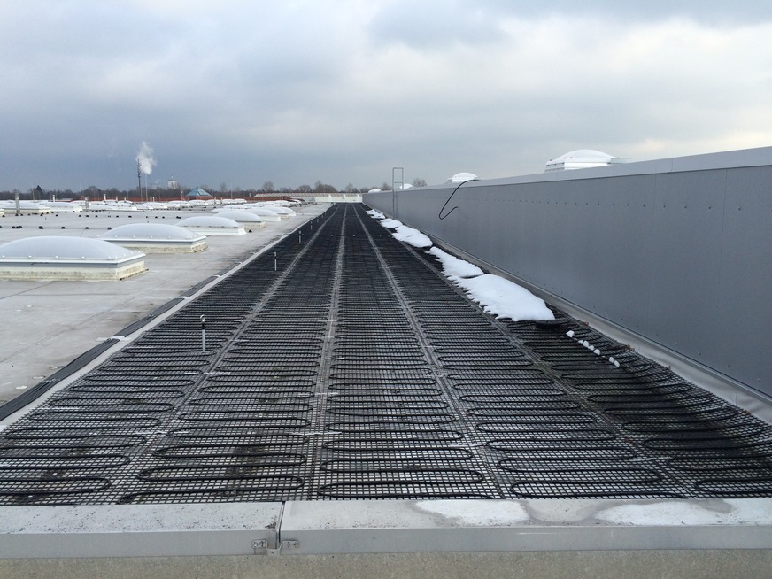 Bei einem Industriedach in Bremen wurde für eine Gesamtfläche aller Teileinheiten von über 1500 m² eine Flächenheizung mit ca. 320 KW Leistung installiert. 6 Steuerungen zur Feuchte- und Temperaturerfassung sorgen für den reibungslosen Betrieb.