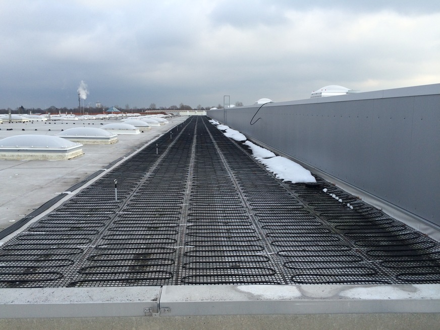 Bei einem Industriedach in Bremen  wurde für eine Gesamtfläche aller Teileinheiten von über 1500 m² eine Flächenheizung mit ca. 320 KW  Leistung installiert. 6 Steuerungen zur Feuchte- und Temperaturerfassung sorgen für den reibungslosen Betrieb.