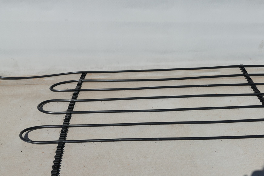 Heizschleifen verlegt in Montagestegen, als praktikabel hat sich ein Abstand von 100 mm für die Montagestege erwiesen und 10 bis 15 cm Abstand zwischen den Heizschleifen.