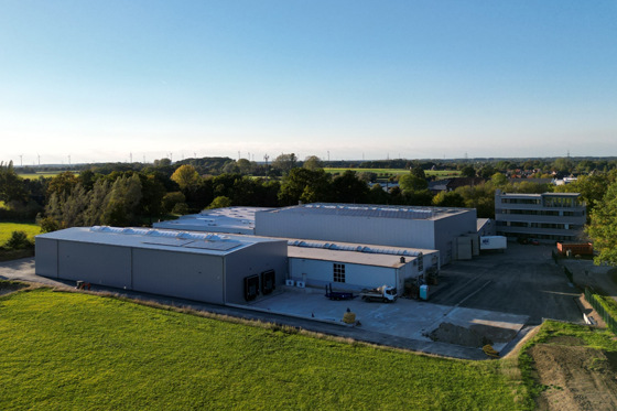 Die neue Betriebshalle der herotec GmbH ist besonders effizient und effektiv gestaltet.