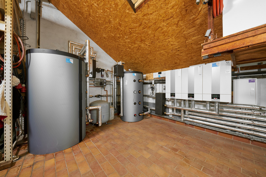 Die Innengeräte im Technikraum sind an einen Verteilerbalken angeschlossen. Damit können unterschiedliche Gebäudeteile voneinander unabhängig und gleichzeitig geheizt werden. Zeitgleich kann warmes Wasser bereitgestellt werden.