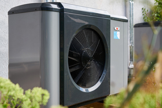 Alle Außengeräte der CHA-Monoblock Wärmepumpen sind über vollisolierte Kunststoffrohre mit den Innengeräten im Technikraum verbunden.