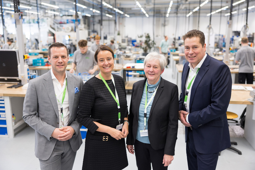 Dr. Heiner Lang, CEO Wago, Anna Katharina Bölling, Regierungspräsidentin des Regierungsbezirks Detmold, Cornelia Schöder, Kreisdirektorin des Kreises Minden Lübbecke, und Christian Hohorst, Beiratsmitglied Wago (v. l.).